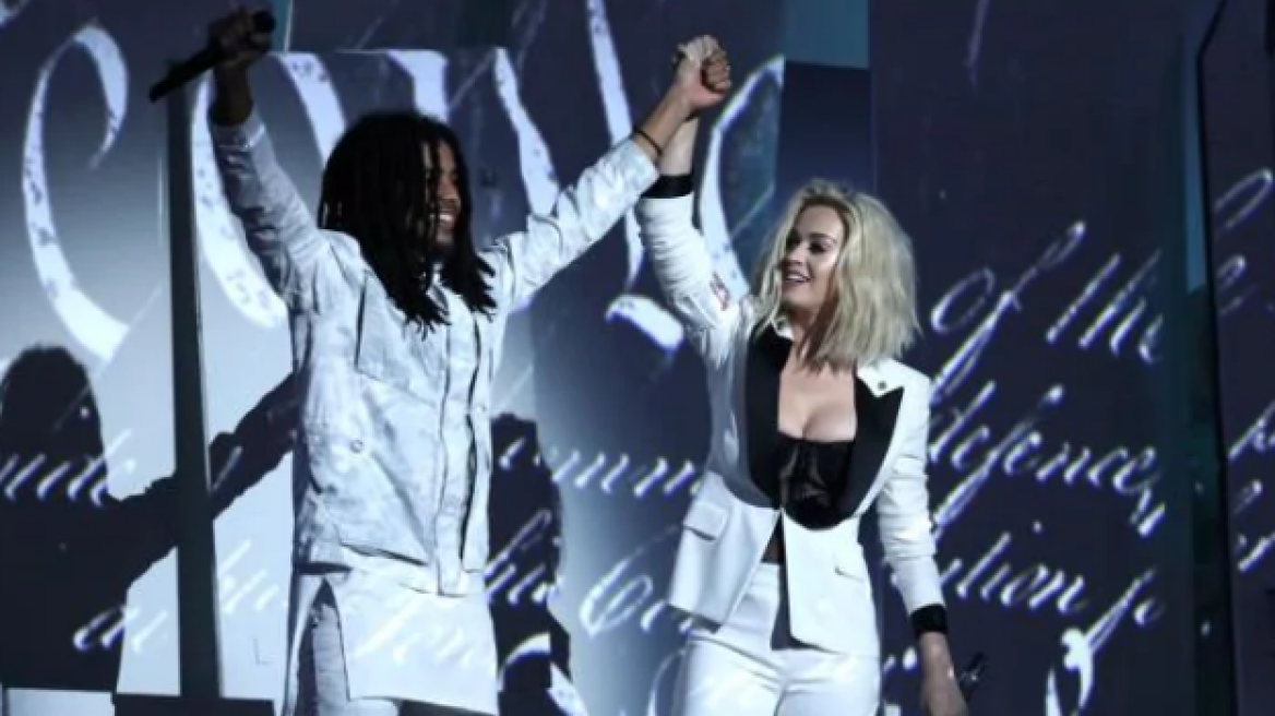 Grammy Awards 2017: Τζένιφερ Λόπεζ και Κέιτι Πέρι τα «χώνουν» στον Τραμπ on stage